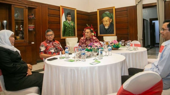 Hasto Kristiyanto bertemu Khofifah Indar Parawansa dan Eri Cahyadi di Surabaya