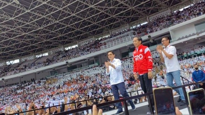 Presiden Joko Widodo menghadiri acara silaturahmi dengan relawan Jokowi yang bertajuk Nusantara Bersatu di Stadion Gelora Bung Karno (GBK), Senayan, Jakarta Pusat, Sabtu, 26 November 2022.