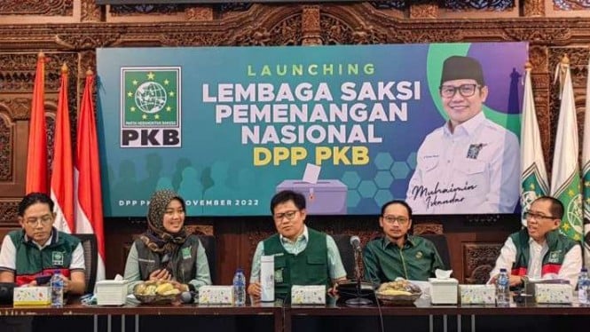 Ketua Umum Partai Kebangkitan Bangsa (PKB) Muhaimin Iskandar (tengah) saat meluncurkan Lembaga Saksi Pemenangan Nasional PKB di kantor pusat partai itu di Jakarta, Senin, 21 November 2022.