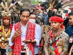 Presiden Jokowi memberikan keterangan pers usai bertemu masyarakat Suku Dayak