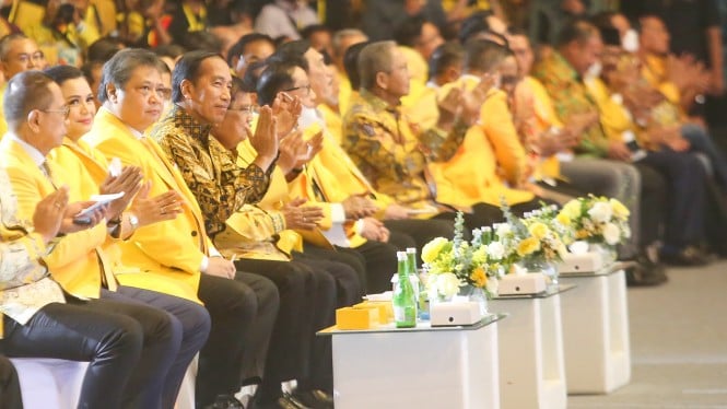Presiden Jokowi dan Ketum Golkar Airlangga Hartarto saat acara HUT ke-58 Golkar
