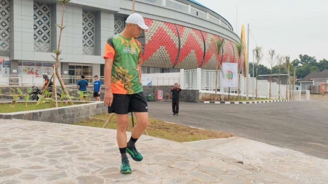 Gubernur Jawa Tengah Ganjar Pranowo saat memeriksa pengerjaan proyek renovasi Stadion Jatidiri di Semarang, Jawa Tengah, Jumat, 20 Januari 2023.
