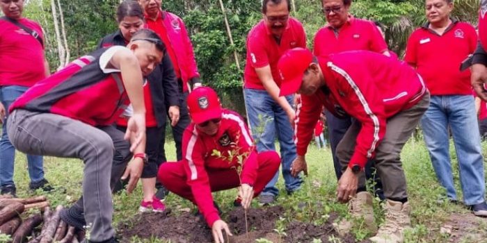 Anggota DPR RI F-PDIP Agustiar Sabran, Menanam Bibit Pohon di Kalteng