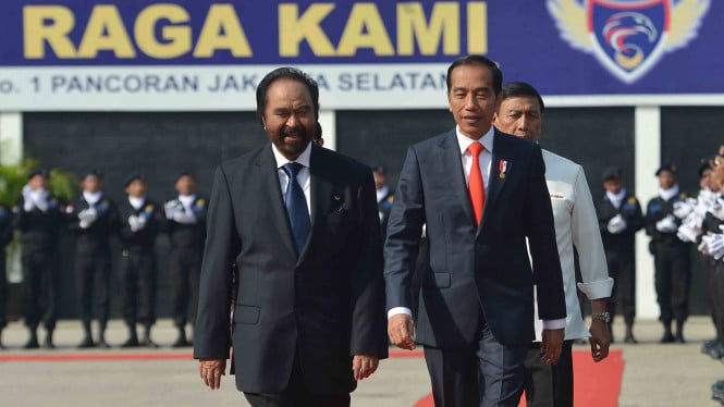 Presiden Joko Widodo (kedua kiri) didampingi Ketua Umum Partai Nasdem Surya Paloh (kiri)