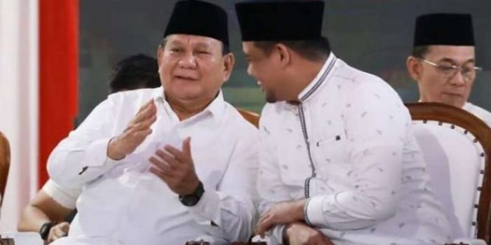 Menteri Pertahanan Prabowo Subianto (kiri) bercengkerama dengan Wali Kota Medan Bobby Nasution saat menghadiri zikir dan doa bersama di Lapangan Benteng, Medan, Sumatra Utara, Kamis malam, 26 Januari 2023.