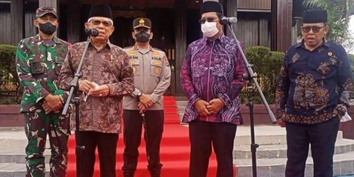 Wapres Ma'ruf Amin memberikan keterangan pers di Kalimantan Selatan, Jumat, 27 Januari 2023.