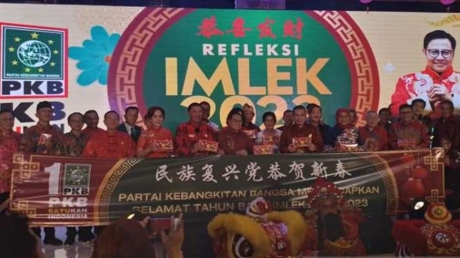 Ketua Umum PKB Muhaimin Islandar berfoto bersama dalam perayaan Imlek 2574 di Jakarta, Rabu, 18 Januari 2023.