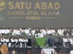 Presiden Joko Widodo (tengah) didampingi Wakil Presiden Ma'ruf Amin menyapa peserta Resepsi Puncak Satu Abad Nahdlatul Ulama di Stadion Gelora Delta Sidoarjo, Jawa Timur, Rabu, 7 Februari 2023.