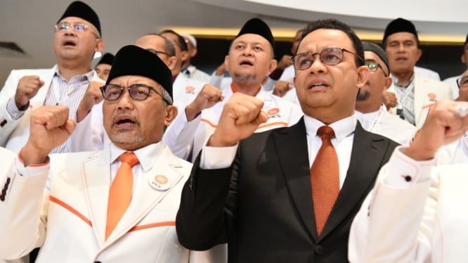 Presiden PKS Ahmad Syaikhu bersama Anies Baswedan serta elite pengurus DPP PKS.