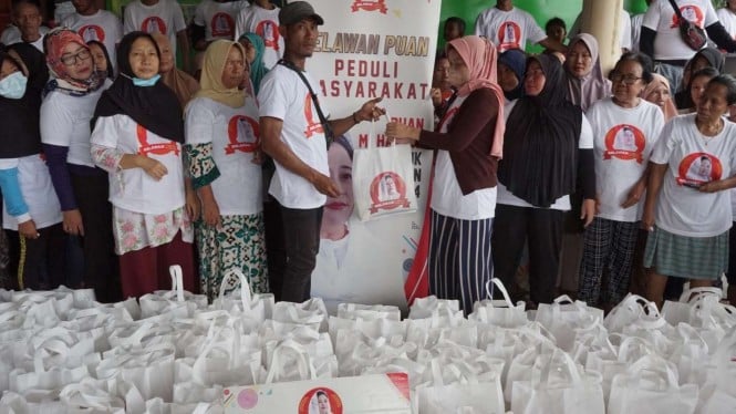 Relawan Puan Berbagai Sembako di Kabupaten Subang
