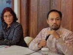 Kuasa hukum Susi Air Donal Fariz (kanan) saat konferensi pers di SA Residence, Jakarta Timur, Rabu, 1 Maret 2023.