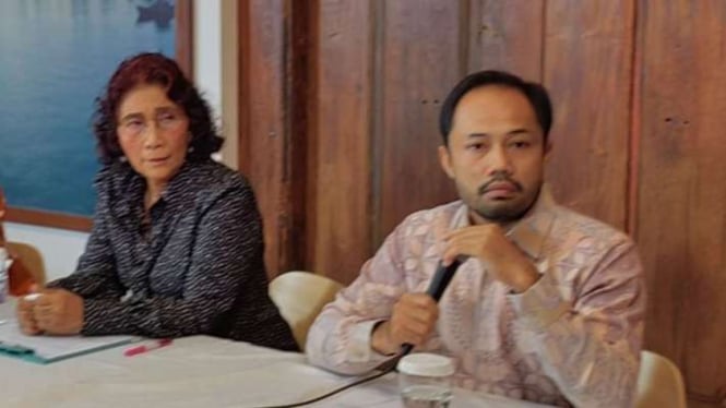 Kuasa hukum Susi Air Donal Fariz (kanan) saat konferensi pers di SA Residence, Jakarta Timur, Rabu, 1 Maret 2023.