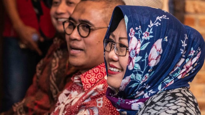 Peneliti Ahli Utama Badan Riset dan Inovasi Nasional (BRIN), Siti Zuhro, (kanan).