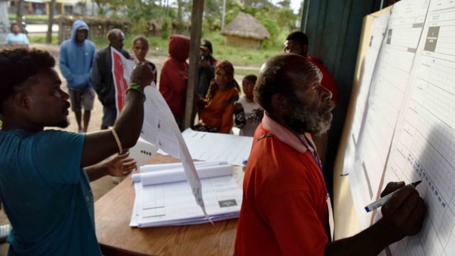 Anggota KPPS melakukan penghitungan suara pada Pemilu serentak 2019 di Distrik Wesaput, Wamena, Kabupaten Jayawijaya, Papua. (Foto ilustrasi)