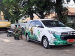 Dua petugas Linmas menjaga mobil dinas Wali Kota Solo Gibran Rakabuming Raka yang diparkirkan di di sebelah barat proyek pelebaran Viaduk Gilingan, Banjarsari, Solo, Jawa Tengah, Rabu sore, 26 April 2023.