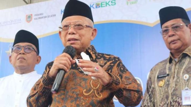 Wakil Presiden Maruf Amin memberikan keterangan pers kepada wartawan di Banjarmasin, Kalimantan Selatan, Selasa, 11 April 2023.
