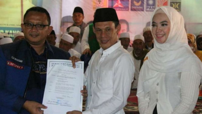 Ade Ruhandi dan Inggrid Kansil mendeklarasikan diri sebagai pasangan calon bupati dan wakil bupati Bogor pada Rabu, 10 Januari 2018.