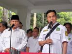 Ketua Umum Partai Bulan Bintang (PBB) Yusril Ihza Mahendra (kanan) dan Ketua Umum Partai Gerindra Prabowo Subianto (kiri).