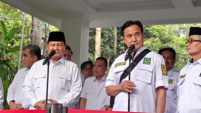 Ketua Umum Partai Bulan Bintang (PBB) Yusril Ihza Mahendra (kanan) dan Ketua Umum Partai Gerindra Prabowo Subianto (kiri).