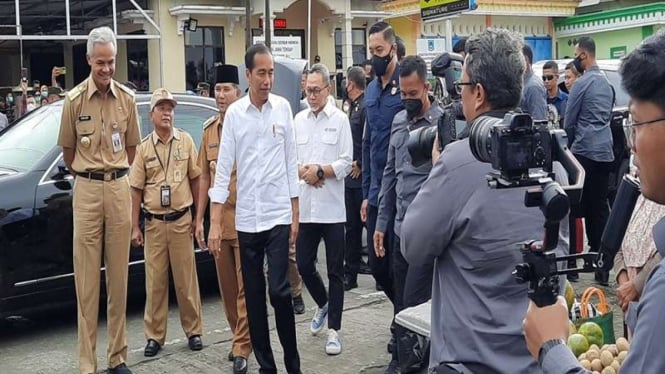 Presiden Jokowi mengunjungi Pasar Selo di Boyolali didampingi Ganjar dan Zulhas
