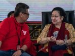 Ketua Umum DPP Partai Demokrasi Indonesia Perjuangan (PDIP) Megawati Soekarnoputri (kanan) berbincang dengan Sekjen PDIP Hasto Kristiyanto (kiri) dalam acara Bu Mega Bercerita di Kantor DPP PDI Perjuangan, Jakarta