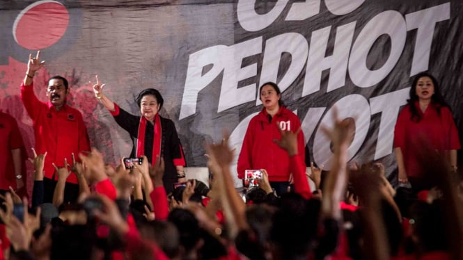 Ketua Umum PDIP Megawati Soekartoputri (dua dari kiri)