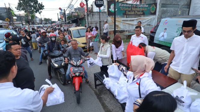 Relawan Sandiaga Uno Bagikan santunan di Jakarta Selatan