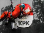 Seorang petugas sedang membersihkan logo Gedung KPK di Jakarta (Foto ilustrasi)