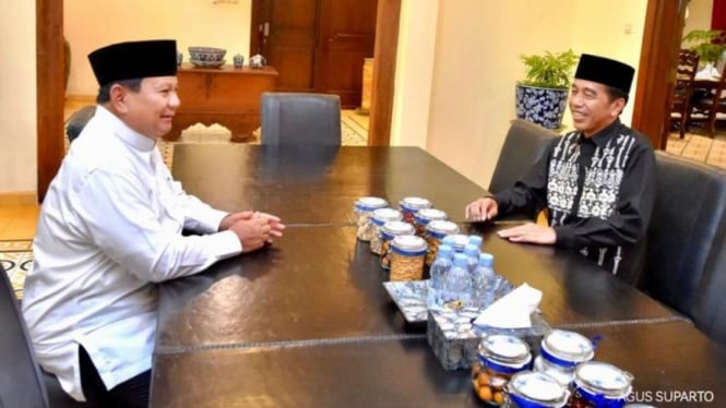 Presiden Joko Widodo berbincang empat mata dengan Menteri Pertahanan Prabowo Subianto di kediaman pribadi di Surakarta, Jawa Tengah, Sabtu (22/4/2023).