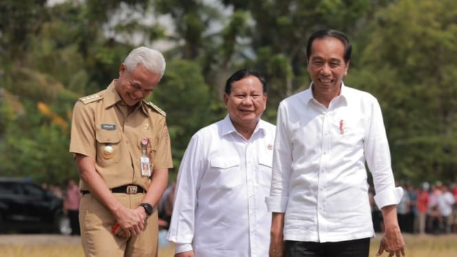 Menhan Prabowo Subianto (tengah) bersama Ganjar Pranowo dan Presiden Jokowi.