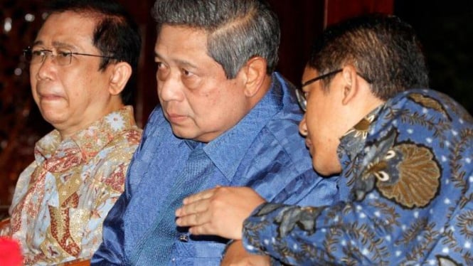Anas Urbaningrum berbicara dengan SBY di sela-sela silaturahmi Demokrat