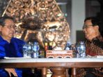 Ketua Majelis Tinggi Partai Demokrat Susilo Bambang Yudhoyono (SBY) (kiri) berbincang dengan Ketum Partai Gerindra Prabowo Subianto (kanan) di Cikeas, pada 2018.