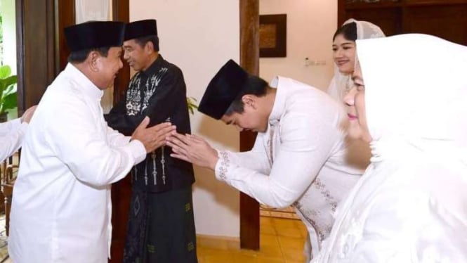 Ketua Umum Partai Gerindra Prabowo Subianto bersalaman dengan Kaesang Pangarep saat Lebaran lalu di Solo, Jawa Tengah.