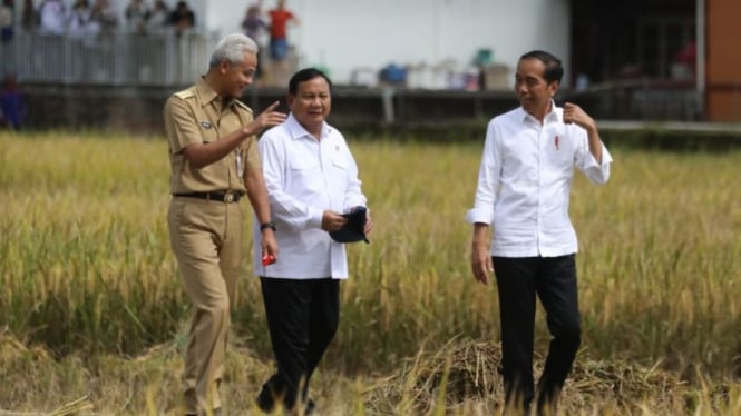 Menhan Prabowo Subianto (tengah) bertemu dengan Ganjar Pranowo di Kebumen.