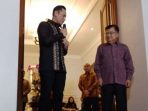 Mantan wakil presisen Jusuf Kalla dan Ketua Umum Partai Demokrat Agus Harimurti Yudhoyono memberikan keterangan pers di Jakarta, Senin malam, 15 Mei 2023.