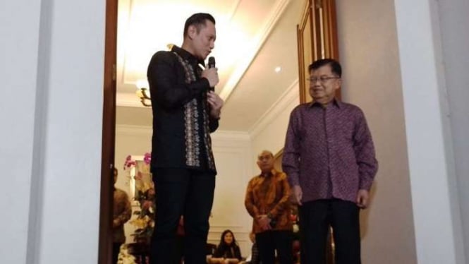 Mantan wakil presisen Jusuf Kalla dan Ketua Umum Partai Demokrat Agus Harimurti Yudhoyono memberikan keterangan pers di Jakarta, Senin malam, 15 Mei 2023.