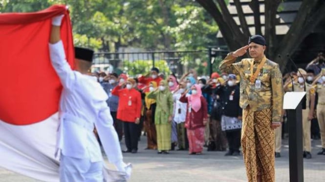 Gubernur Jawa Tengah Ganjar Pranowo saat menjadi inspektur upacara pada Peringatan Hari Pendidikan Nasional di Semarang, Jawa Tengah, Selasa, 2 Mei 2023.