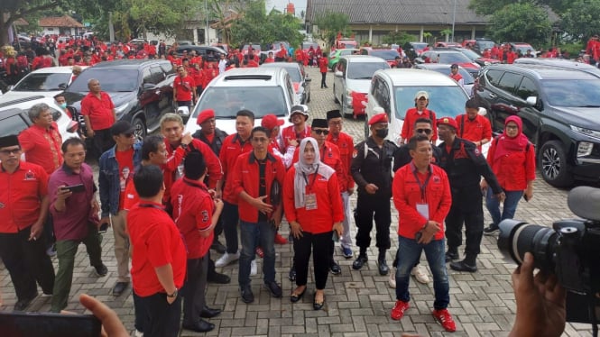 Simpatisan PDI Perjuangan Kawal Pendaftaran Bacaleg ke KPUD Bekasi