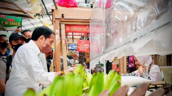 Presiden Jokowi tinjau stok bahan kebutuhan pokok di pasar tradisional.