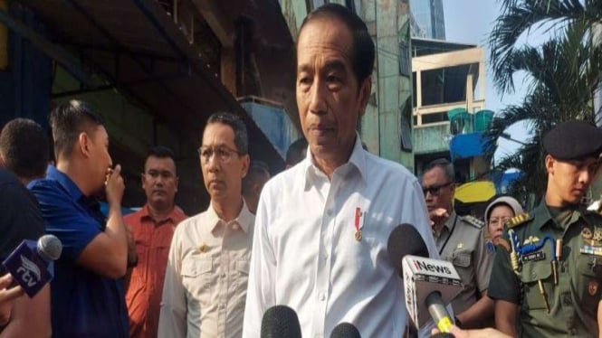 Presiden Joko Widodo memberikan keterangan pers usai mengunjungi Pasar Palmerah.