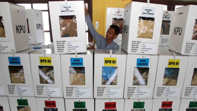 Ilustrasi Petugas Panitia Pemilihan Kecamatan (PPK) menyusun kotak suara pemilu.